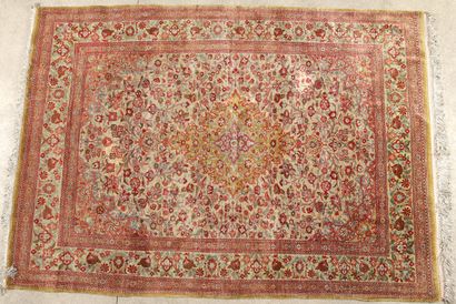 INDE. TAPIS de STYLE GHOUM en soie à décor...