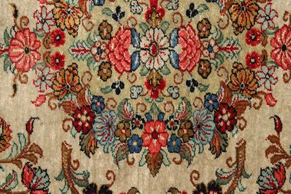 TAPIS GALERIE GHOUM (Iran) vers 1970. 
Velours...