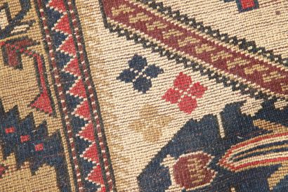 TAPIS YAGCIBEDIR (Turquie) en laine à décor...