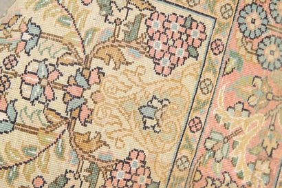 TAPIS CACHEMIRE (Inde) vers 1975. 
Velours...