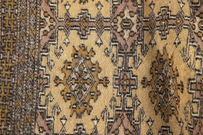 TAPIS MOULTANE (Pakistan) à décor de gühls...