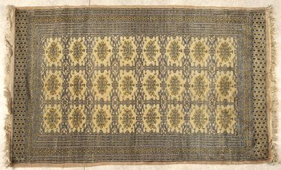 TAPIS MOULTANE (Pakistan) à décor de gühls...