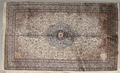 TAPIS PENDJAB (Inde) à fond en soie, vers...