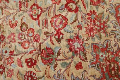 INDE. TAPIS de STYLE GHOUM en soie à décor...