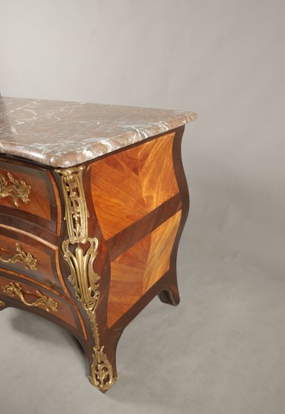 COMMODE TOMBEAU ouvrant à quatre tiroirs...