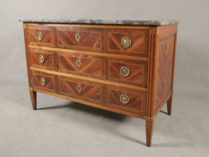 COMMODE de l'Est de la France à trois tiroirs...