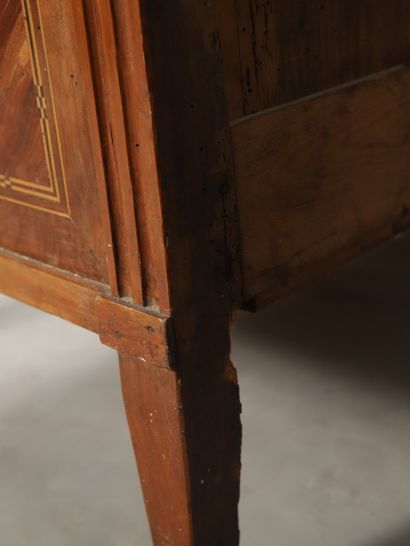COMMODE de l'Est de la France à trois tiroirs...