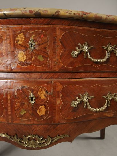 COMMODE SAUTEUSE GALBEE de style Louis XV...