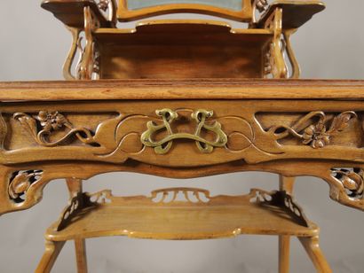 COIFFEUSE en merisier sculpté et ajouré d'époque...