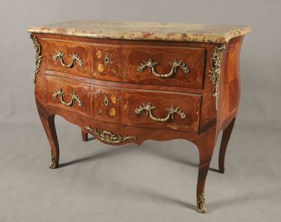 COMMODE SAUTEUSE GALBEE de style Louis XV...