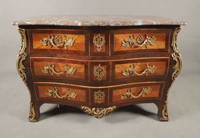 COMMODE TOMBEAU ouvrant à quatre tiroirs...