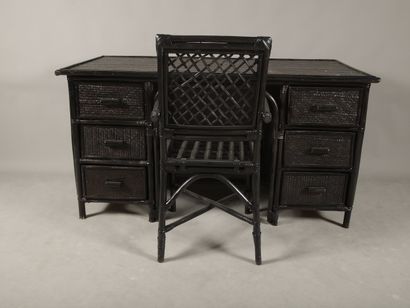 BUREAU à CAISSONS à six tiroirs et son fauteuil...