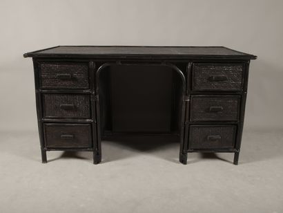 BUREAU à CAISSONS à six tiroirs et son fauteuil...