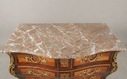 COMMODE TOMBEAU ouvrant à quatre tiroirs...