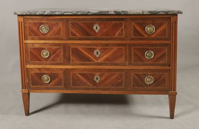COMMODE de l'Est de la France à trois tiroirs...