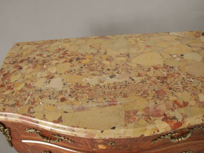 COMMODE SAUTEUSE GALBEE de style Louis XV...
