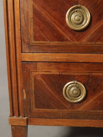 COMMODE de l'Est de la France à trois tiroirs...