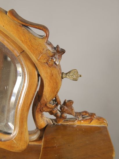 COIFFEUSE en merisier sculpté et ajouré d'époque...