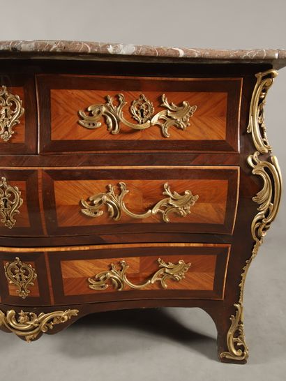 COMMODE TOMBEAU ouvrant à quatre tiroirs...