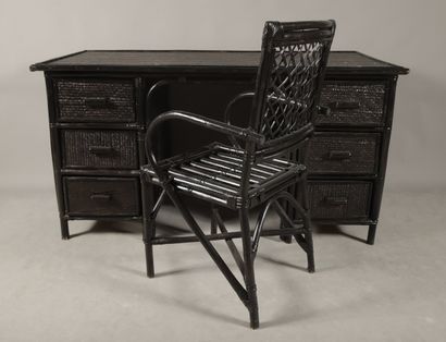 BUREAU à CAISSONS à six tiroirs et son fauteuil...