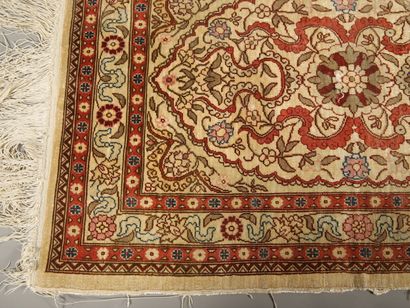 ANCIEN TAPIS HEREKE (Turquie) en soie à décor...