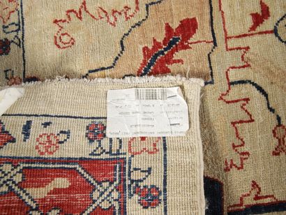 TAPIS CHOBI (Inde) vers 1975 en laine sur...