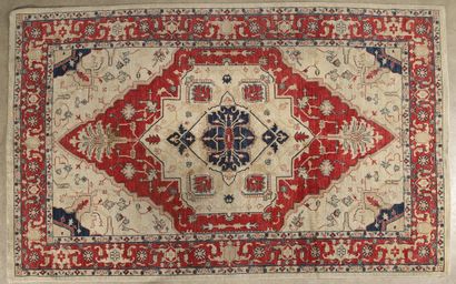 TAPIS CHOBI (Inde) vers 1975 en laine sur...