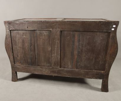 COMMODE TOMBEAU ouvrant à quatre tiroirs...