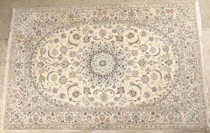 TAPIS NAÏM vers 1975 (Iran) velours de laine,...