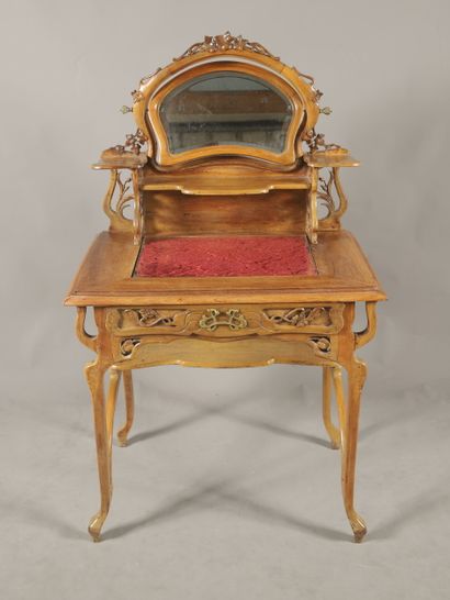 COIFFEUSE en merisier sculpté et ajouré d'époque...