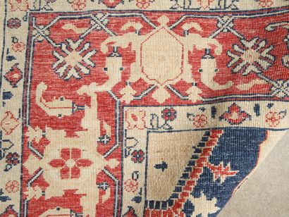 TAPIS CHOBI (Inde) vers 1975 en laine sur...