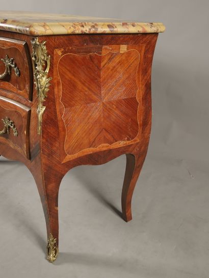 COMMODE SAUTEUSE GALBEE de style Louis XV...