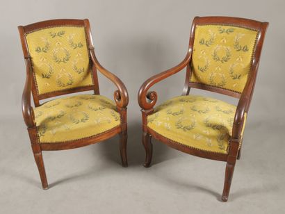 PAIRE de FAUTEUILS à crosses en acajou et...