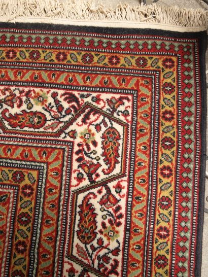 TAPIS MECANIQUE à décor rappelant les Mir-Serabend...