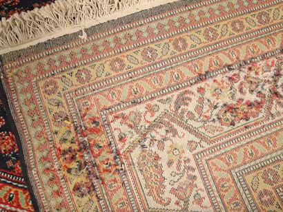 TAPIS MECANIQUE à décor rappelant les Mir-Serabend...