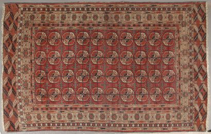 GRAND, ANCIEN et FIN TAPIS TEKKE (Turkestan)...