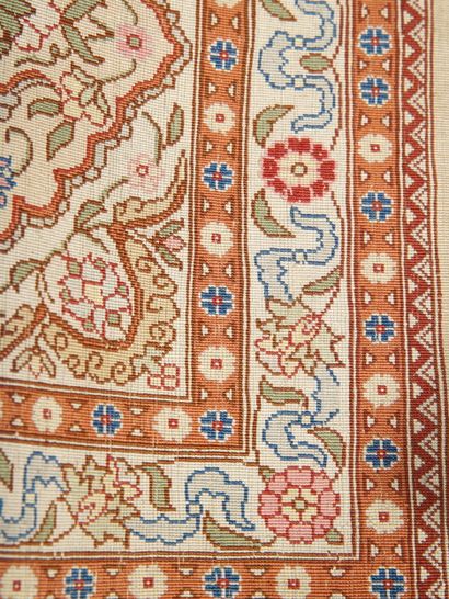 ANCIEN TAPIS HEREKE (Turquie) en soie à décor...