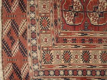 GRAND, ANCIEN et FIN TAPIS TEKKE (Turkestan)...