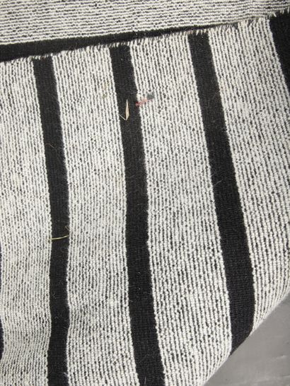 TAPIS KILIM MODERNE en laine à décor de bandes...