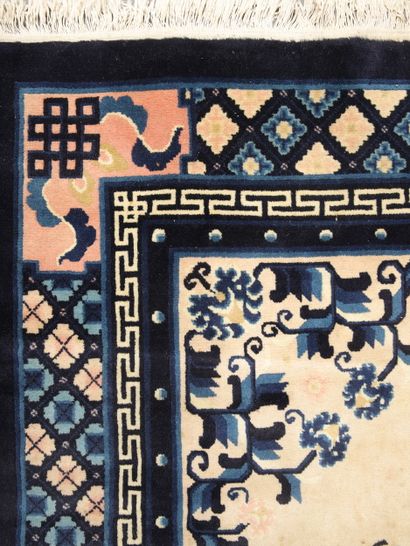 FIN TAPIS de PEKIN (Chine) en laine et coton...