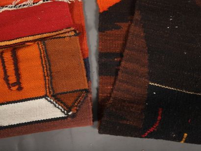 DEUX KILIMS ARGENTINS en laine, l'un signé...