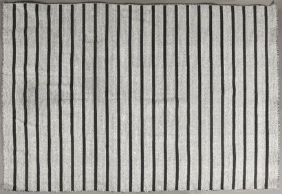 TAPIS KILIM MODERNE en laine à décor de bandes...
