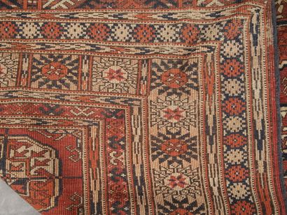 GRAND, ANCIEN et FIN TAPIS TEKKE (Turkestan)...
