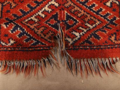 TAPIS MECANIQUE de style Boukhara en laine...