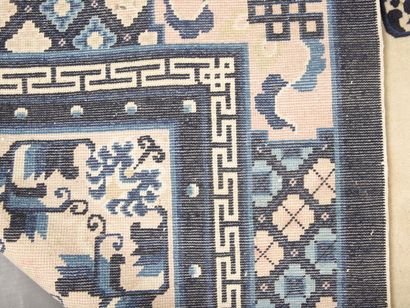 FIN TAPIS de PEKIN (Chine) en laine et coton...