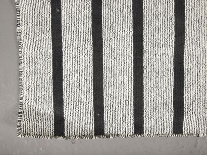 TAPIS KILIM MODERNE en laine à décor de bandes...