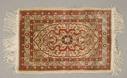 ANCIEN TAPIS HEREKE (Turquie) en soie à décor...