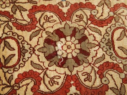 ANCIEN TAPIS HEREKE (Turquie) en soie à décor...