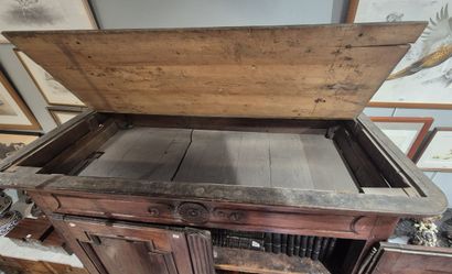 Armoire de sacristie en chêne mouluré et...