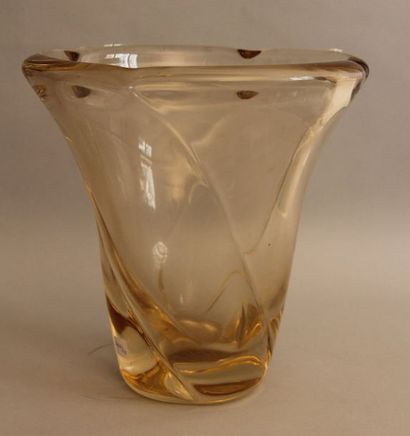 DAUM
	Vase en cristal jaune à corps conique...